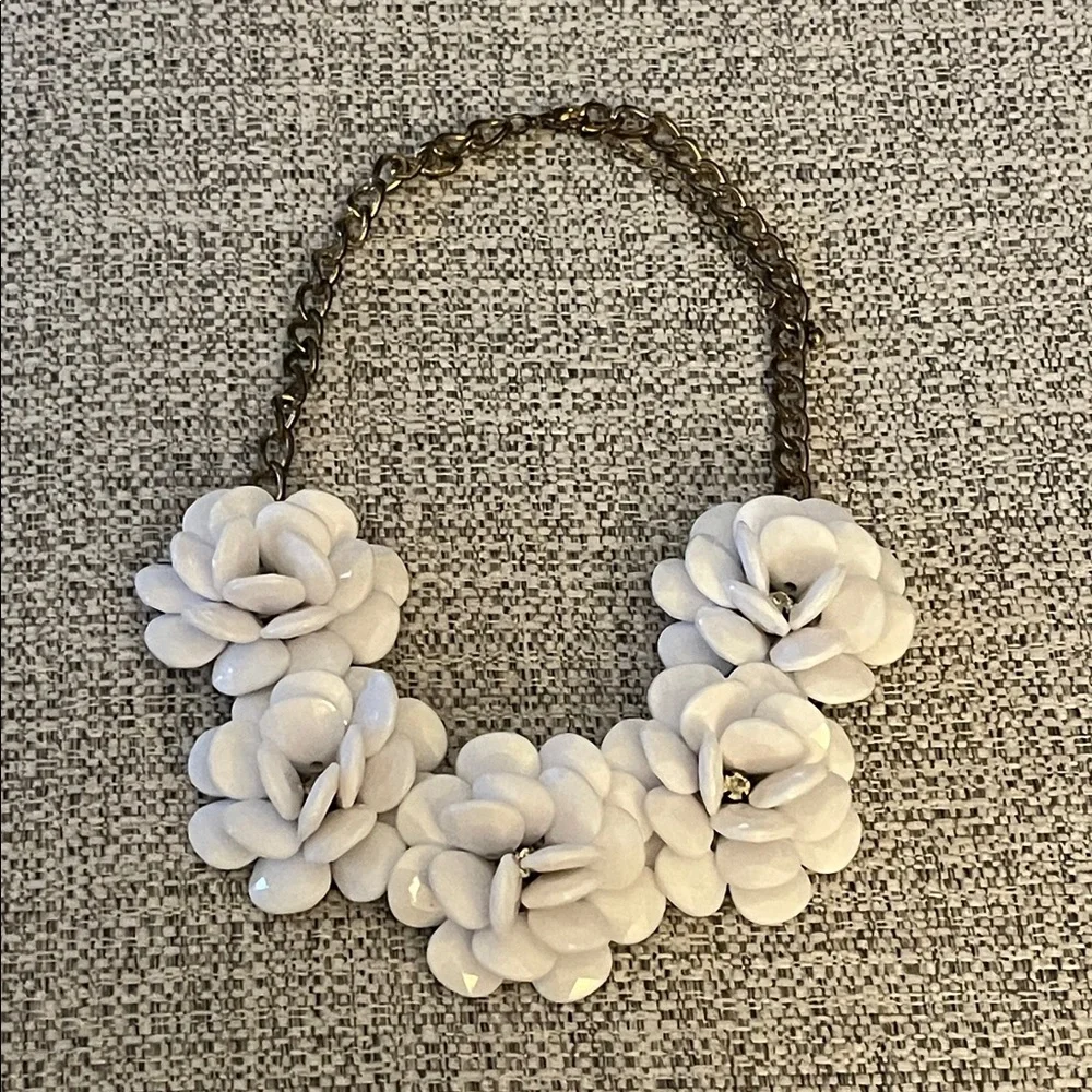 Vintage‎ Resin White Floral Necklace with Center Rhinestones